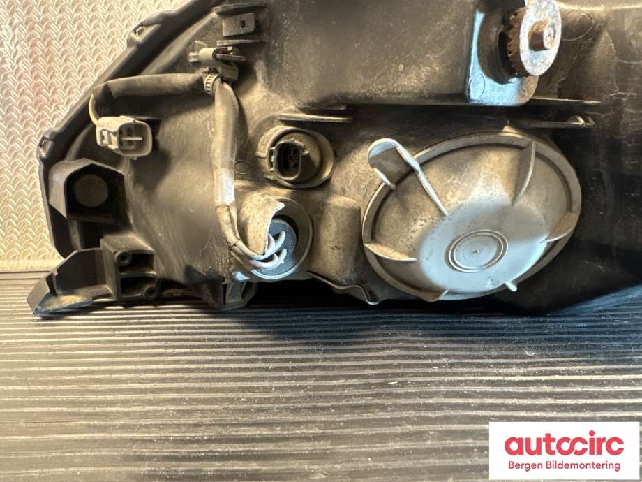 Frontlykt høyre halogen til Toyota Avensis 2009-2015 (Type III, Fase 1)  (TOYOTA|8113005312|8113005311|)