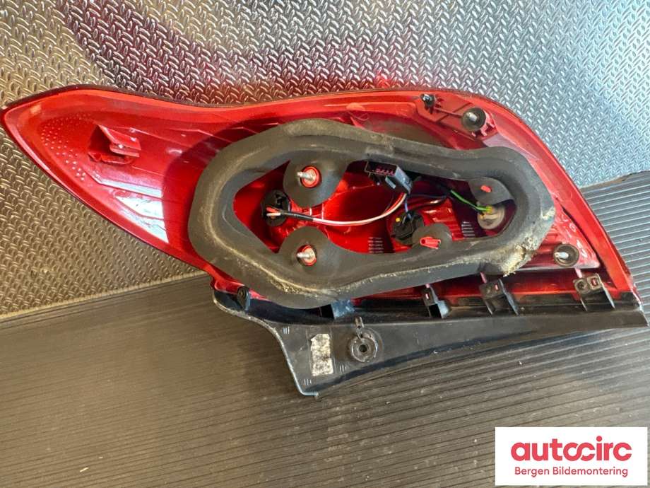Baklykt venstre til Opel Mokka 2012-2016 (Type I, Fase 1) (OPEL|42599461|95089714|)