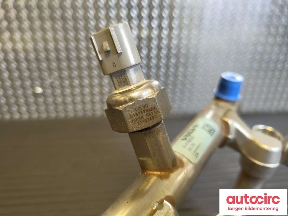 Dyseskinne (fuelrail) til Volvo V40 2012-2019  (VOLVO|32135229|32203286|)
