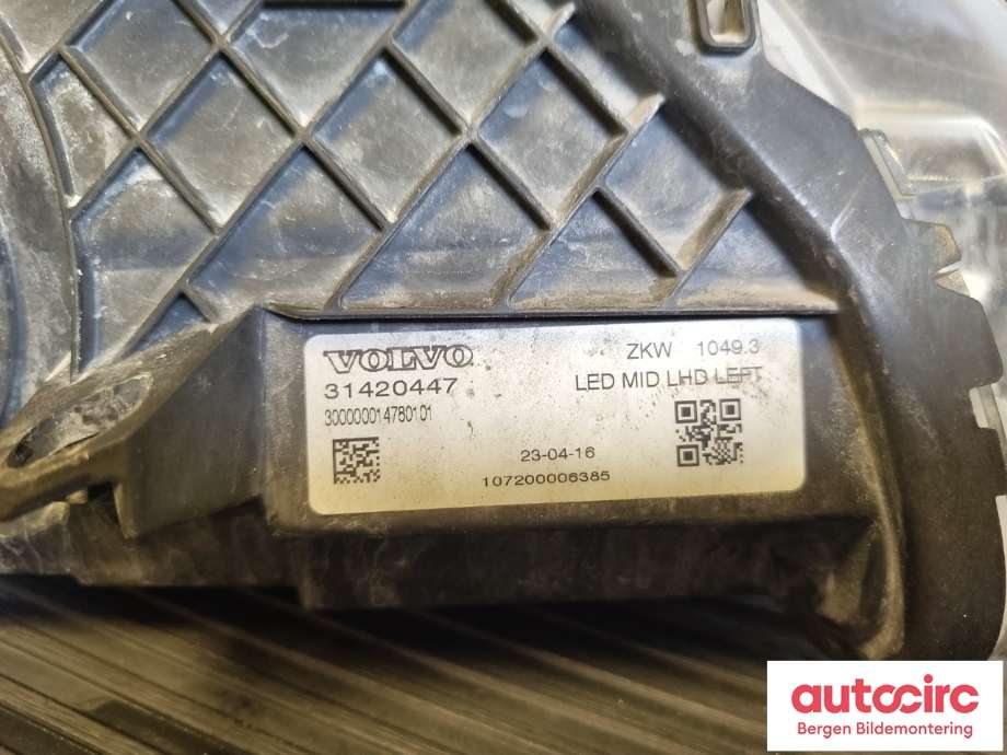 Frontlykt venstre halogen til Volvo V40 2012-2019  (VOLVO|31467076|)
