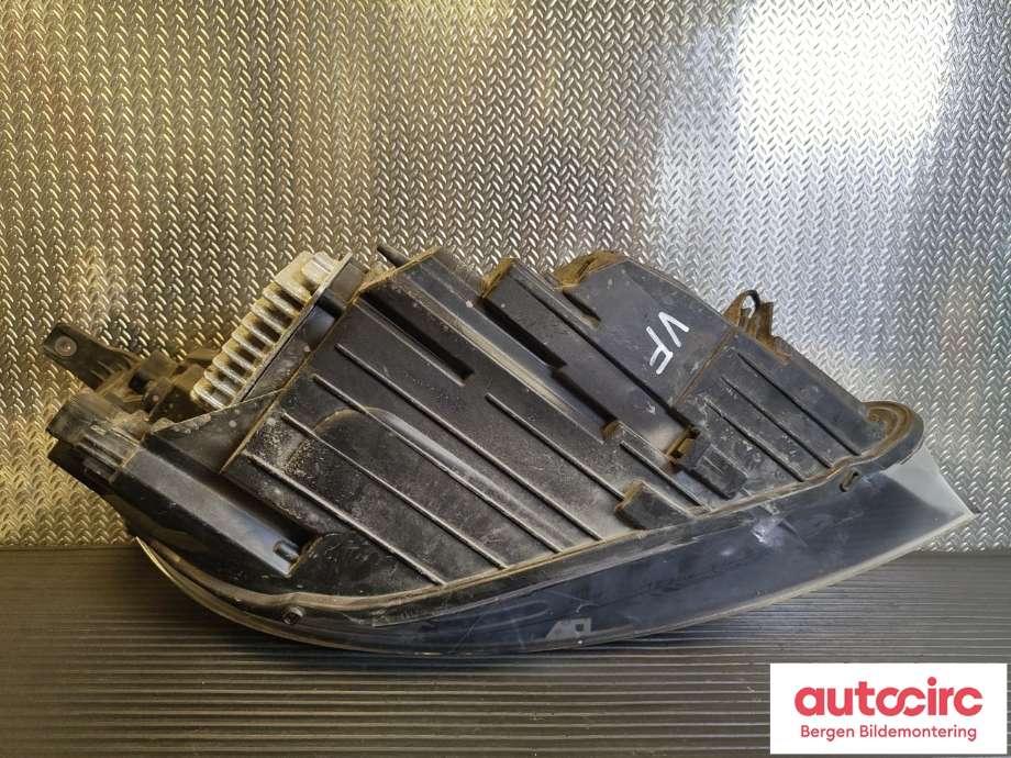 Frontlykt venstre halogen til Volvo V40 2012-2019  (VOLVO|31467076|)