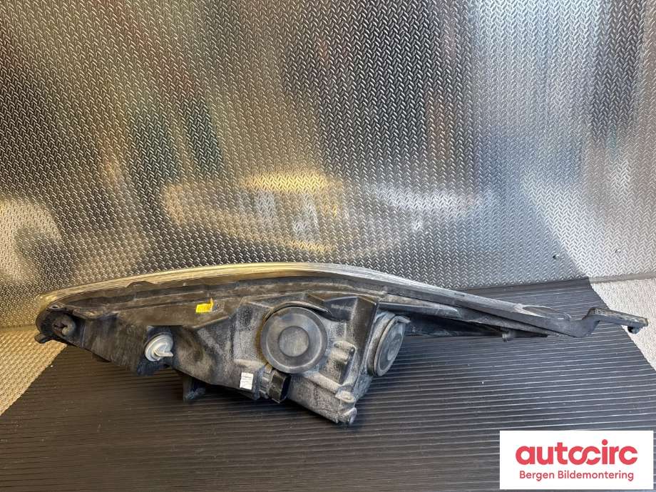 Frontlykt høyre halogen til Ford Fiesta 2013-2017 (Type VI, Fase 2)  (FORD|2126881|C1BB-13W029-CH|)