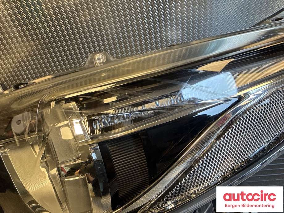 Frontlykt venstre halogen til Mazda 3 2016-2019 (Type III, Fase 2)  (MAZDA|BHR2-51-041A|)