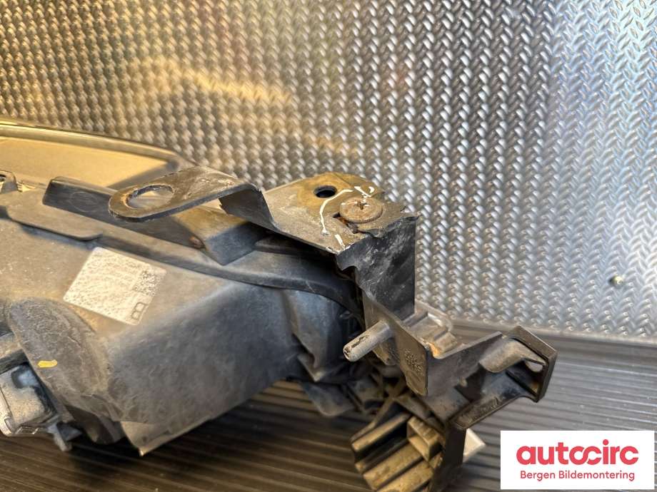 Frontlykt venstre halogen til Mazda 3 2016-2019 (Type III, Fase 2)  (MAZDA|BHR2-51-041A|)