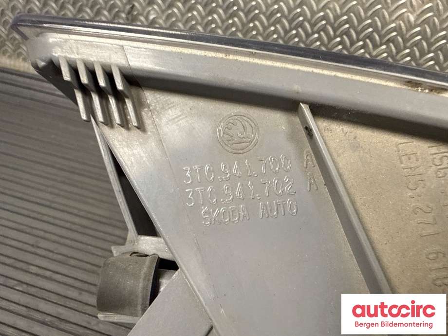Tåkelykt høyre foran til Škoda Superb 2008-2015 (Type II)  (SKODA|3T0 941 702 A|)