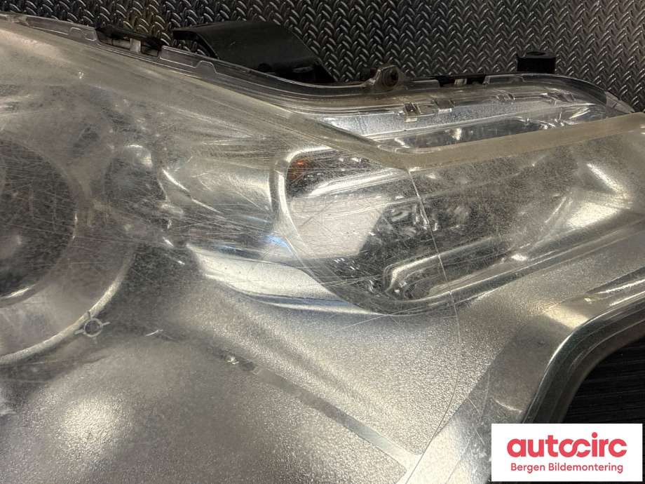 Frontlykt høyre halogen til Citroën C-Crosser 2007-2012  (CITROEN|6206 N3|)