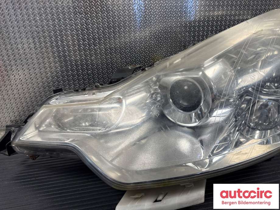 Frontlykt venstre halogen til Citroën C-Crosser 2007-2012  (CITROEN|6208 N3|)