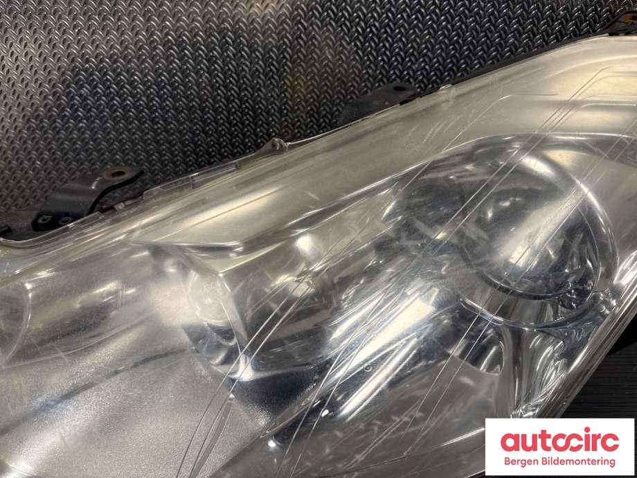 Frontlykt venstre halogen til Citroën C-Crosser 2007-2012  (CITROEN|6208 N3|)