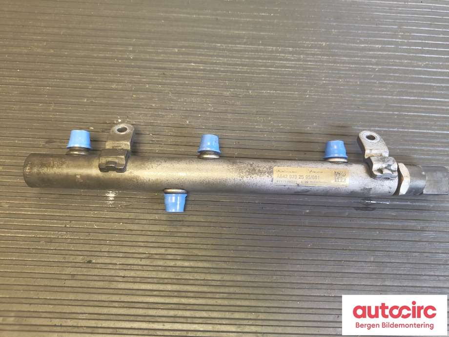 Dyseskinne (fuelrail) til Mercedes CLS 2004-2010 (C219) (C219) (MERCEDES|A 642 070 26 95|A 642 070 25 95|)