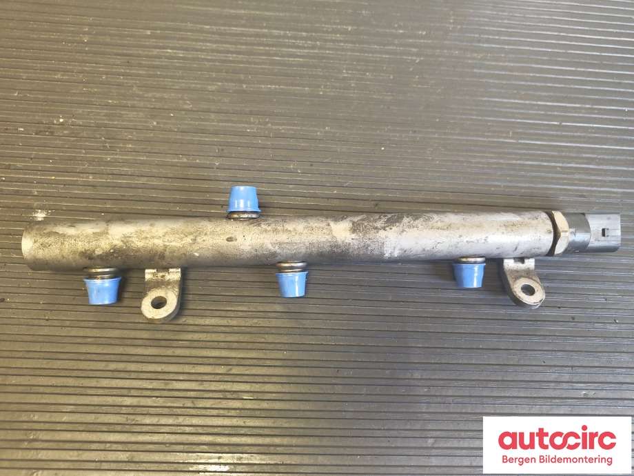 Dyseskinne (fuelrail) til Mercedes CLS 2004-2010 (C219) (C219) (MERCEDES|A 642 070 26 95|A 642 070 25 95|)