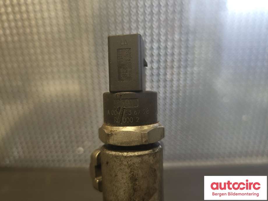 Dyseskinne (fuelrail) til Mercedes CLS 2004-2010 (C219) (C219) (MERCEDES|A 642 070 26 95|A 642 070 25 95|)
