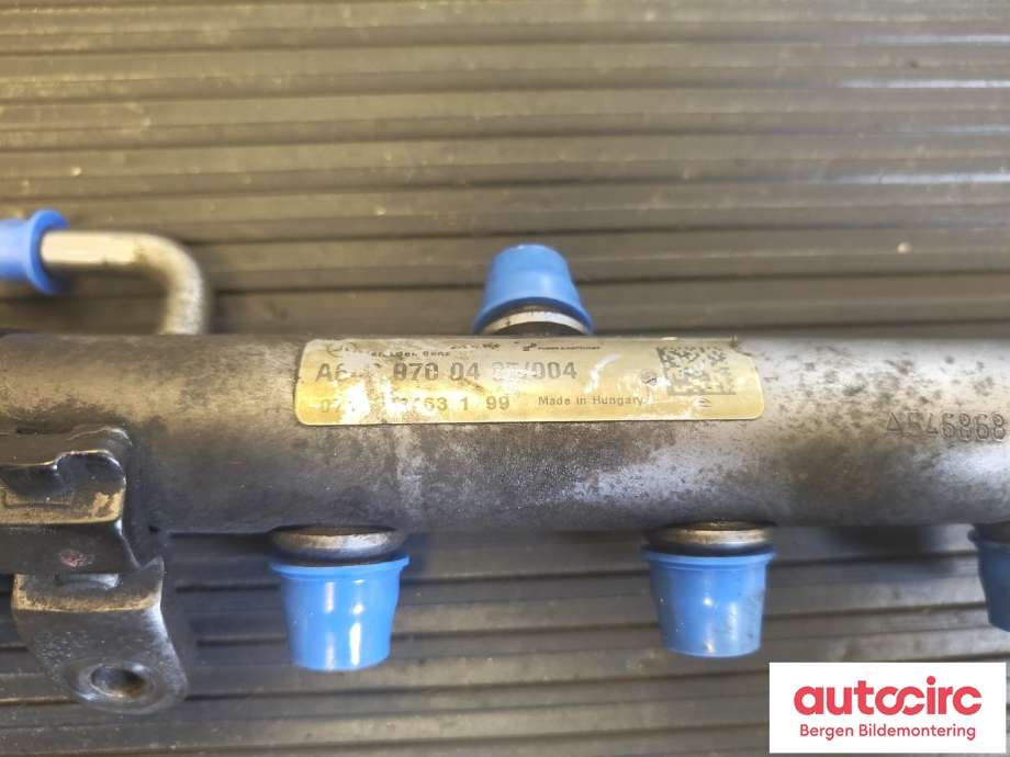 Dyseskinne (fuelrail) til Mercedes CLS 2004-2010 (C219) (C219) (MERCEDES|A 642 070 04 95|)