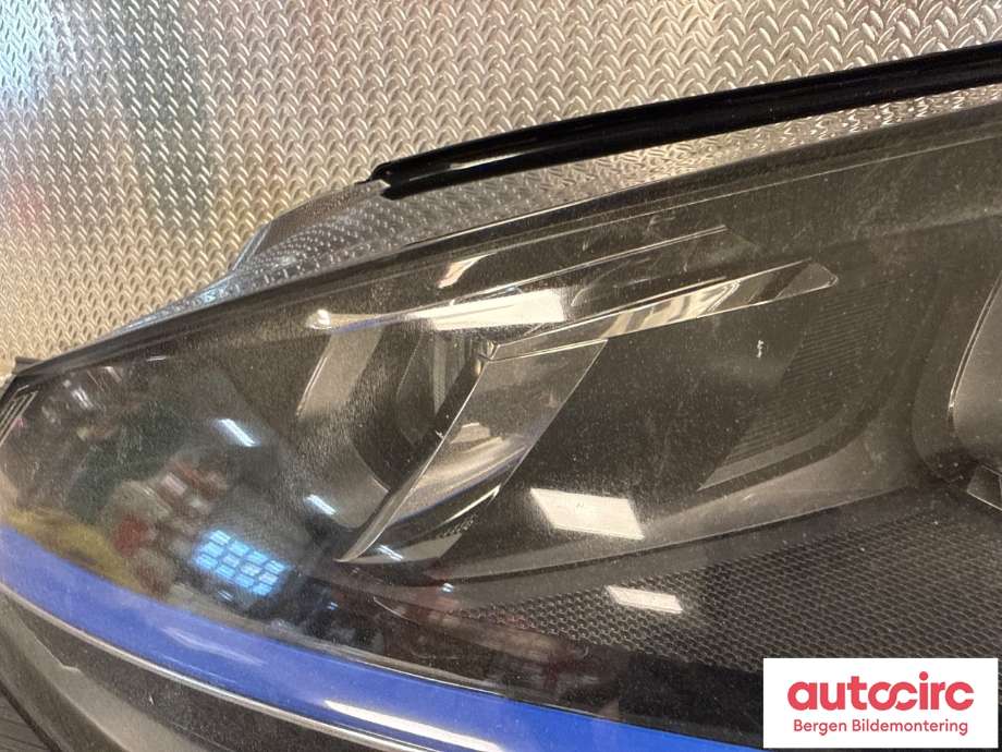 Frontlykt venstre halogen til VW e-Golf 2014-2017 (Fase 1) (VOLKSWAGEN|5GE 941 773|)