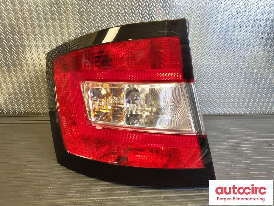 Baklykt venstre til Škoda Fabia 2014-2021 (Type III) (SKODA|6V9945111|)