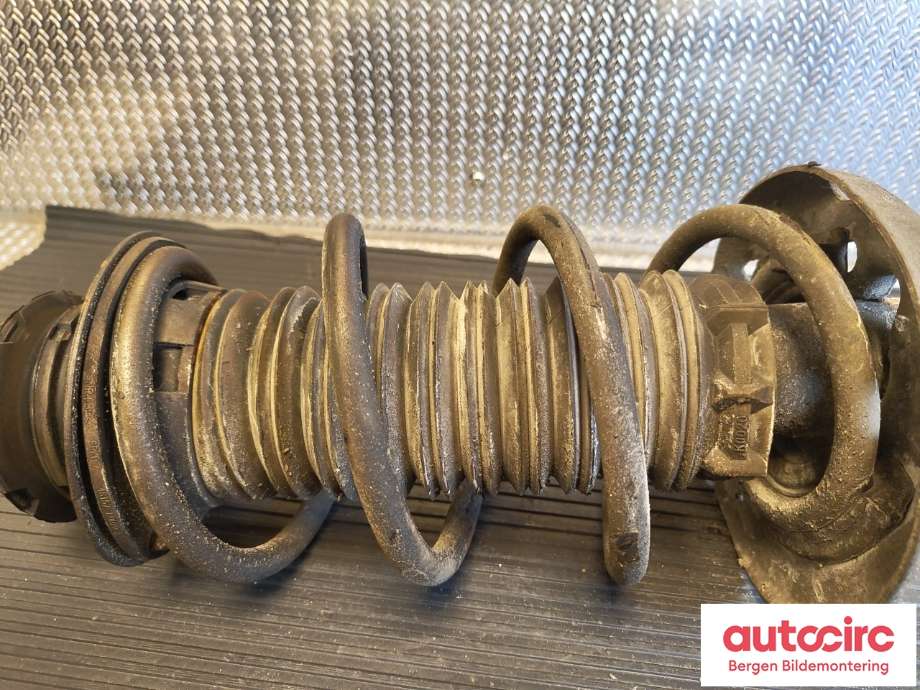 Fjærbein venstre foran til Toyota Yaris Cross (SUV) 2021-->> (TOYOTA|485200D530|481310DG40|)