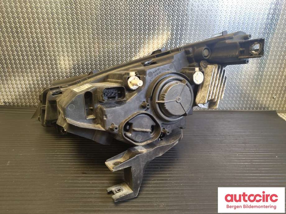 Frontlykt høyre halogen til BMW i3 2013-2022  (BMW|63117295670|)