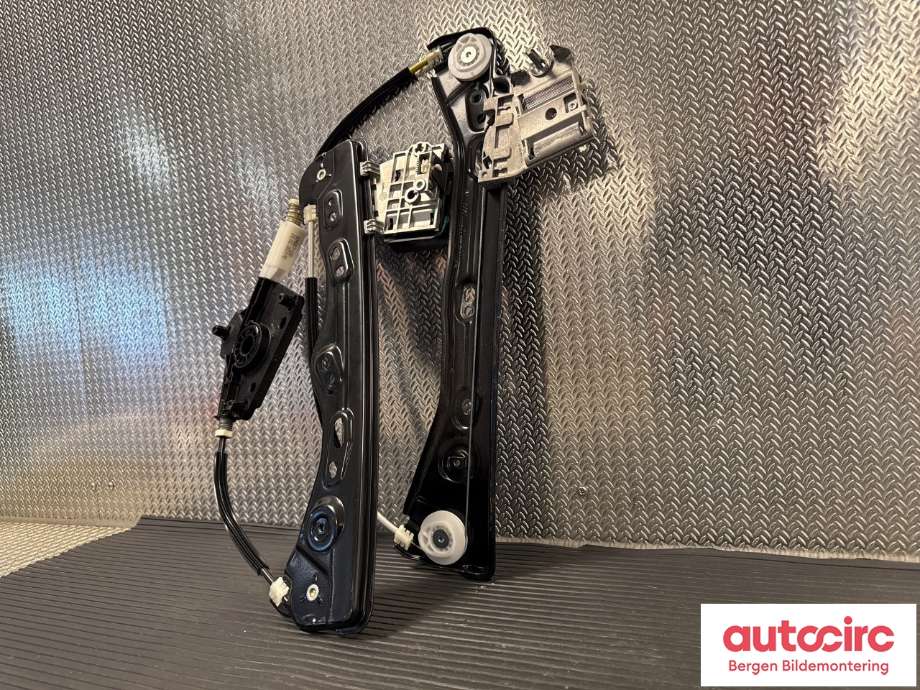 Ruteheis til Tesla Model Y 2021-2024 (Type I) (TESLA|1526802-00-E|)