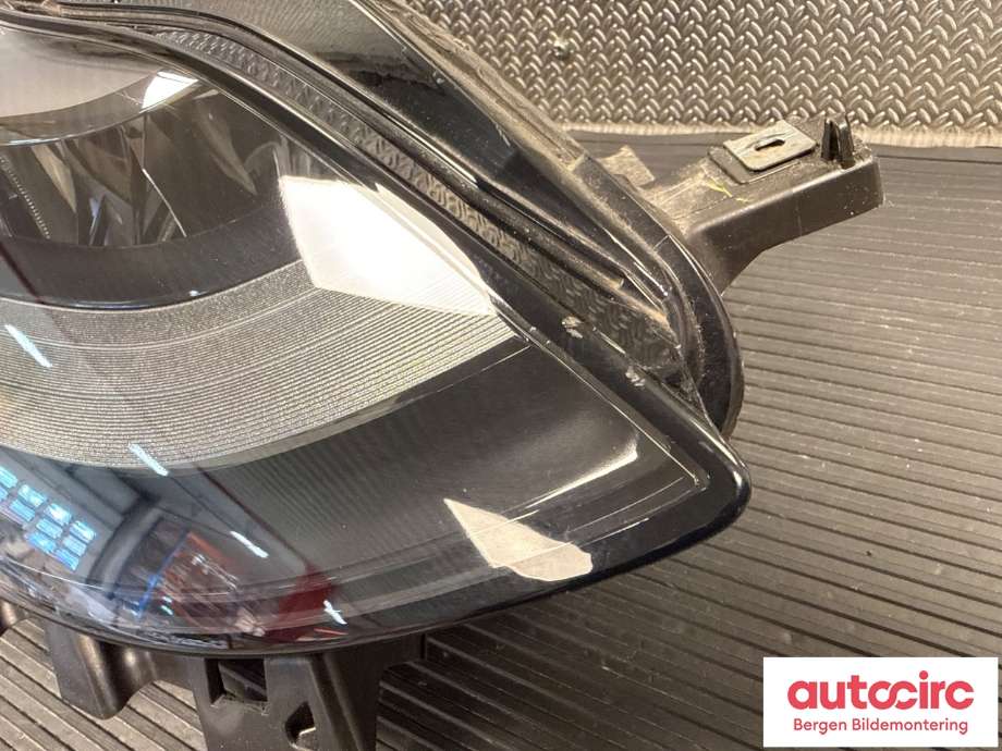 Frontlykt høyre halogen til Tesla Model Y 2021-2024 (Type I)  (TESLA|1514953-00-D|)