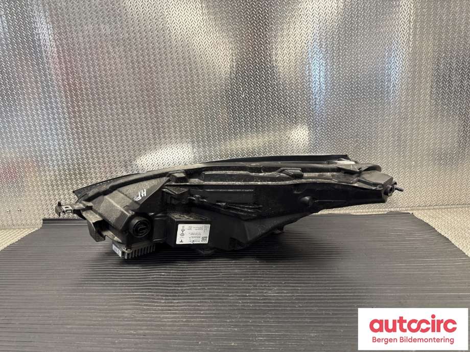Frontlykt høyre halogen til Tesla Model Y 2021-2024 (Type I)  (TESLA|1514953-00-D|)