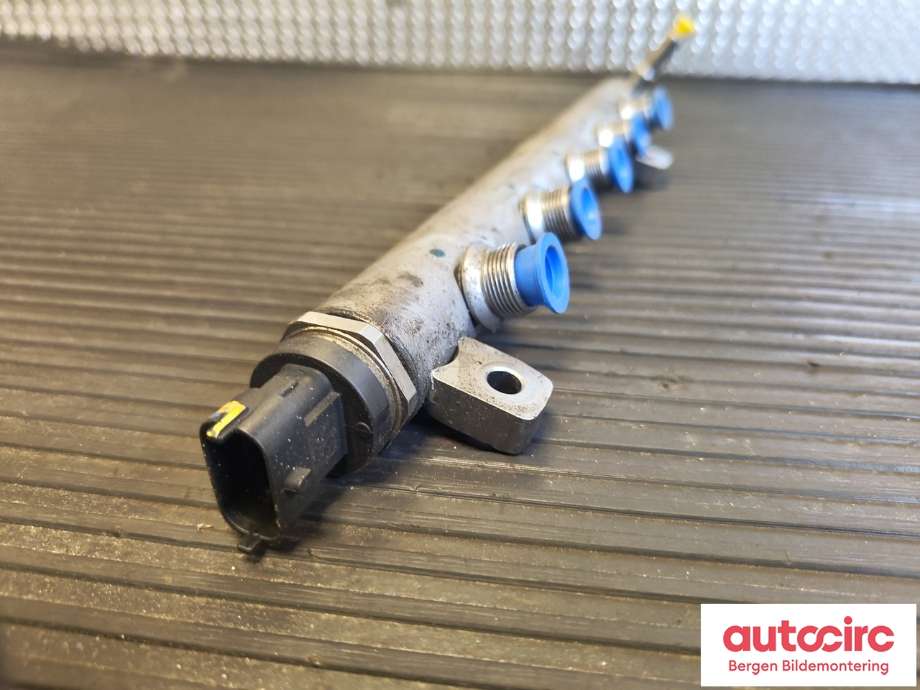 Dyseskinne (fuelrail) til Mercedes Vito 2014-->> (W447) (W447) (MERCEDES|A 626 070 00 95|)