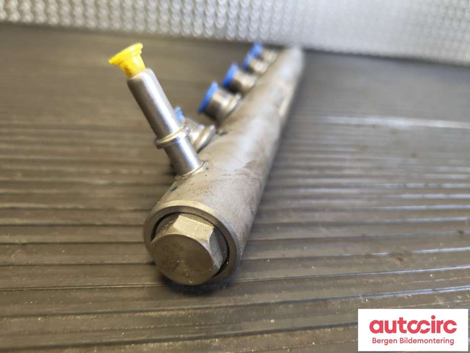 Dyseskinne (fuelrail) til Mercedes Vito 2014-->> (W447) (W447) (MERCEDES|A 626 070 00 95|)