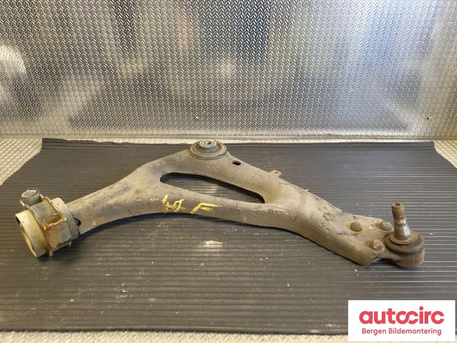 Bærebru høyre foran nedre til Mercedes Vito 2014-->> (W447) (W447) (MERCEDES|A 447 330 35 00|A 447 330 76 00|)