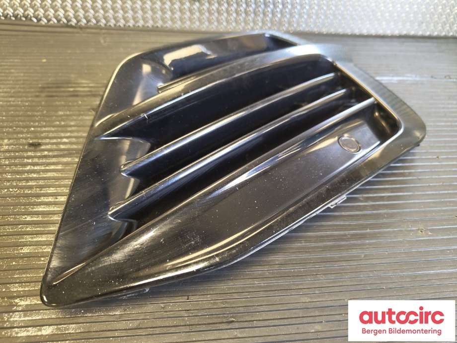 Grill høyre til Volvo V90 / V90 CC / S90 2016-->> (VOLVO|31425146|)