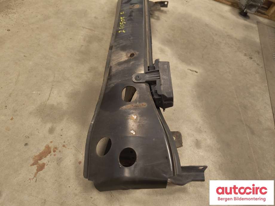 Støtfangerforsterkning foran til VW Transporter / Caravelle 2003-2009 (Fase 1) (T5) (T5) (VOLKSWAGEN|7H0 807 109 B|7E0 807 109 B|)
