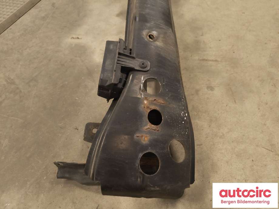Støtfangerforsterkning foran til VW Transporter / Caravelle 2003-2009 (Fase 1) (T5) (T5) (VOLKSWAGEN|7H0 807 109 B|7E0 807 109 B|)