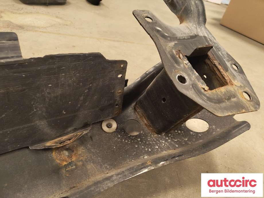 Støtfangerforsterkning foran til VW Transporter / Caravelle 2003-2009 (Fase 1) (T5) (T5) (VOLKSWAGEN|7H0 807 109 B|7E0 807 109 B|)