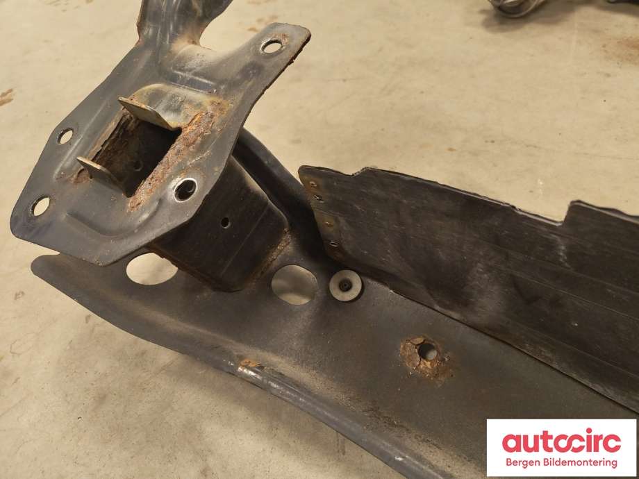 Støtfangerforsterkning foran til VW Transporter / Caravelle 2003-2009 (Fase 1) (T5) (T5) (VOLKSWAGEN|7H0 807 109 B|7E0 807 109 B|)