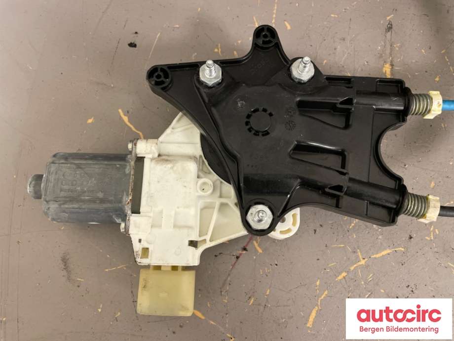 Ruteheis høyre til BMW 4-Serie 2013-2020 (F32/F33/F36) (F32/F33/F36) (BMW|51 33 7 352 748|)