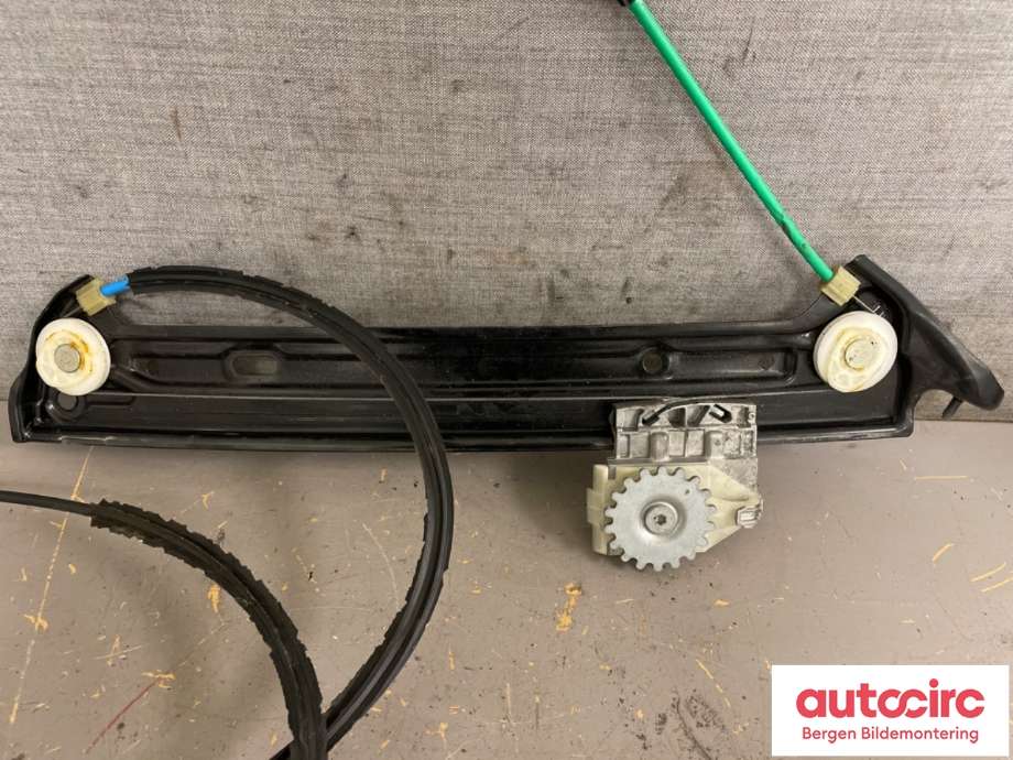 Ruteheis høyre til BMW 4-Serie 2013-2020 (F32/F33/F36) (F32/F33/F36) (BMW|51 33 7 352 748|)
