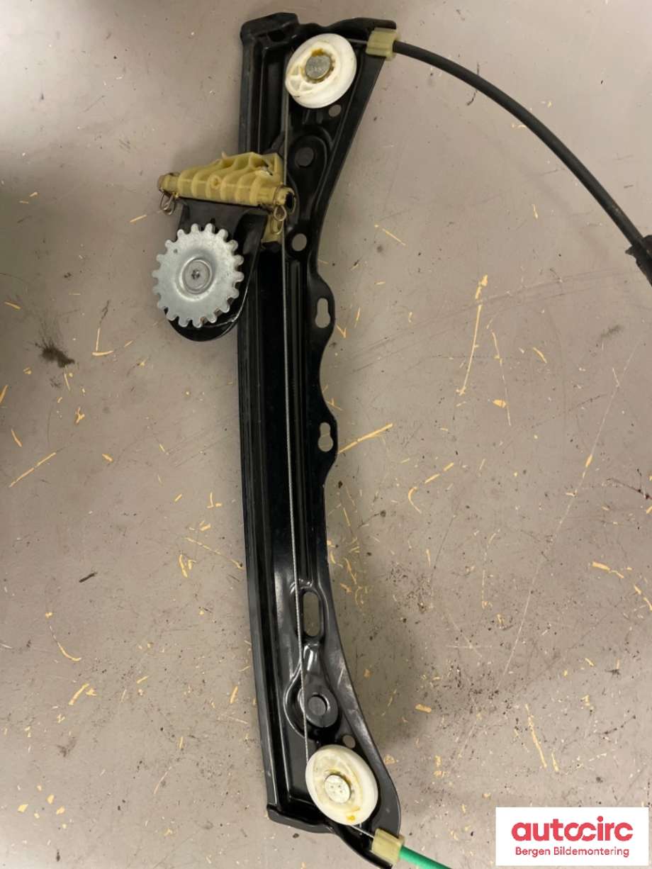 Ruteheis høyre til BMW 4-Serie 2013-2020 (F32/F33/F36) (F32/F33/F36) (BMW|51 33 7 352 748|)