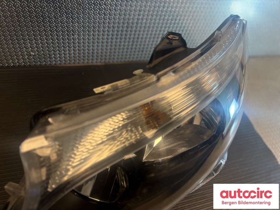 Frontlykt venstre halogen til Mercedes Vito 2014-->> (W447) (W447) (MERCEDES|A 447 906 77 00|)