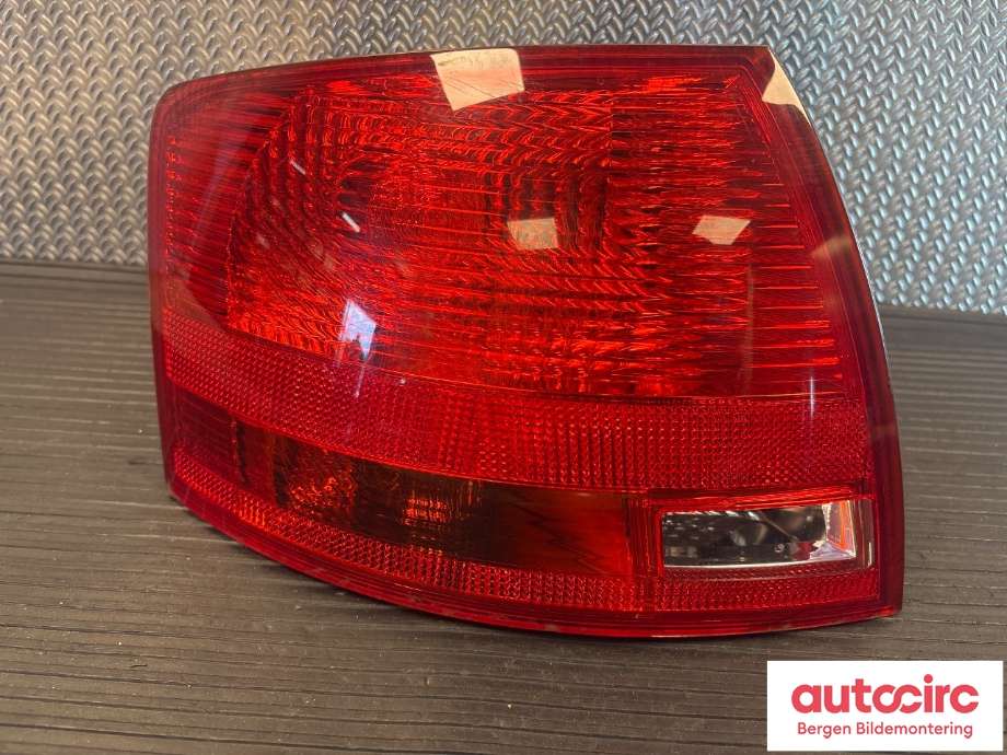 Baklykt venstre til Audi A4 2004-2008 (Type III) (B7) (B7) (AUDI|8E9 945 095 E|)