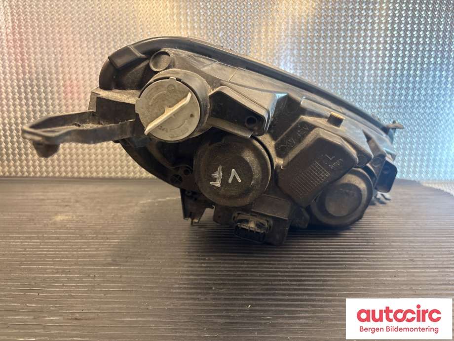 Frontlykt venstre halogen til Ford Transit Courier 2014-2018 (Type I, Fase 1) (FORD|ET79-13W030-AM|2269022|)