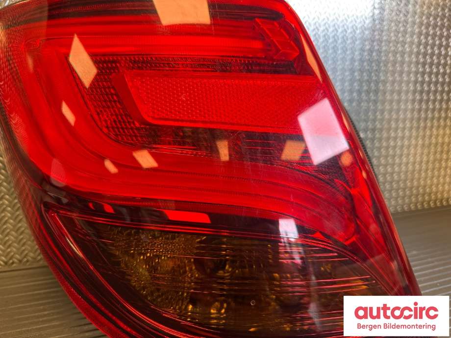Baklykt venstre til Toyota Yaris 2014-2020 (Type III, Fase 2) (TOYOTA|815610D610|)