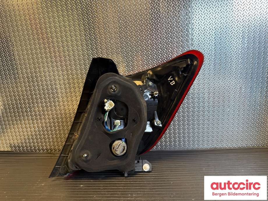 Baklykt venstre til Toyota Yaris 2014-2020 (Type III, Fase 2) (TOYOTA|815610D610|)