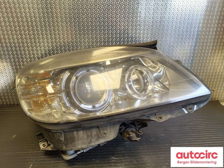 Frontlykt høyre xenon til Mercedes C-Klasse 2007-2011 (Fase 1) (W204) (W204) (MERCEDES|A2048209061|A 204 820 30 59|)