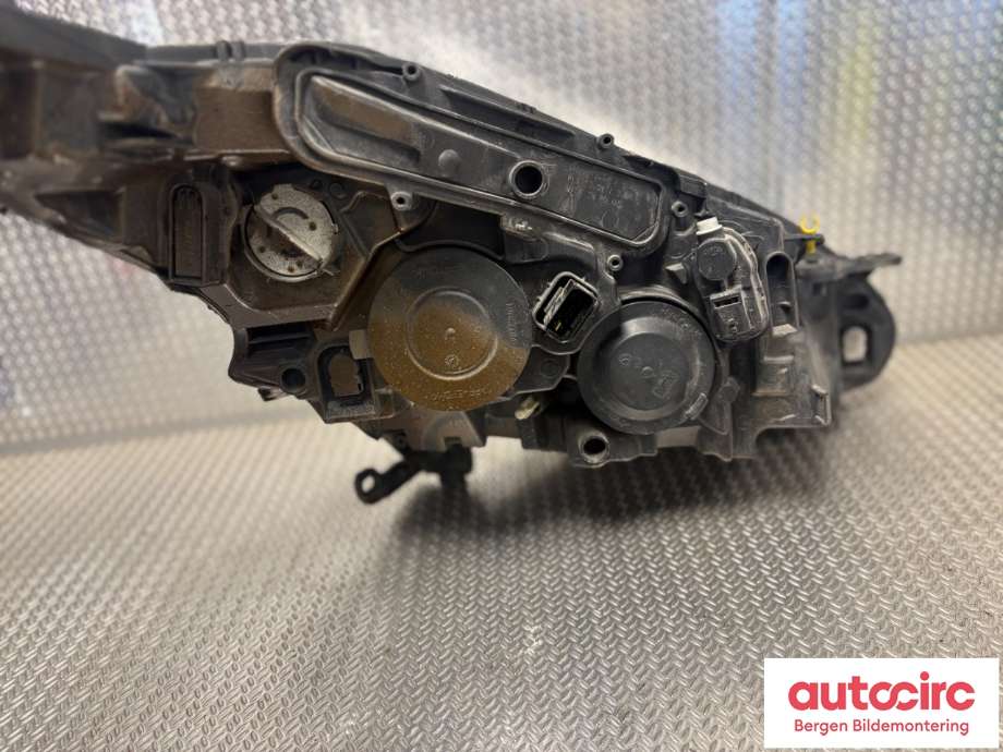 Frontlykt venstre halogen til Peugeot 208 2012-2019 (Type I)  (PEUGEOT|98 108 057 80|16 853 526 80|)