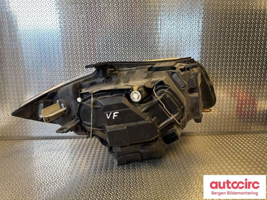 Frontlykt venstre xenon til BMW 1-Serie 2004-2011 (E81/E82/E87/E88) (E81/E82/E87/E88) (BMW|63 11 7 181 289|)