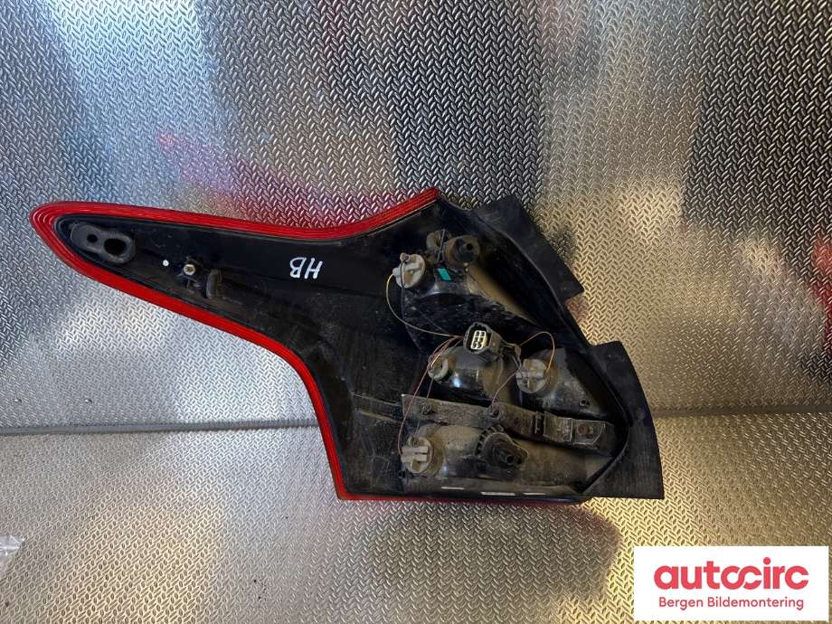 Baklykt høyre til Ford Focus 2011-2014 (Type III, Fase 1)  (FORD|1825319|BM51-13404-BL|)