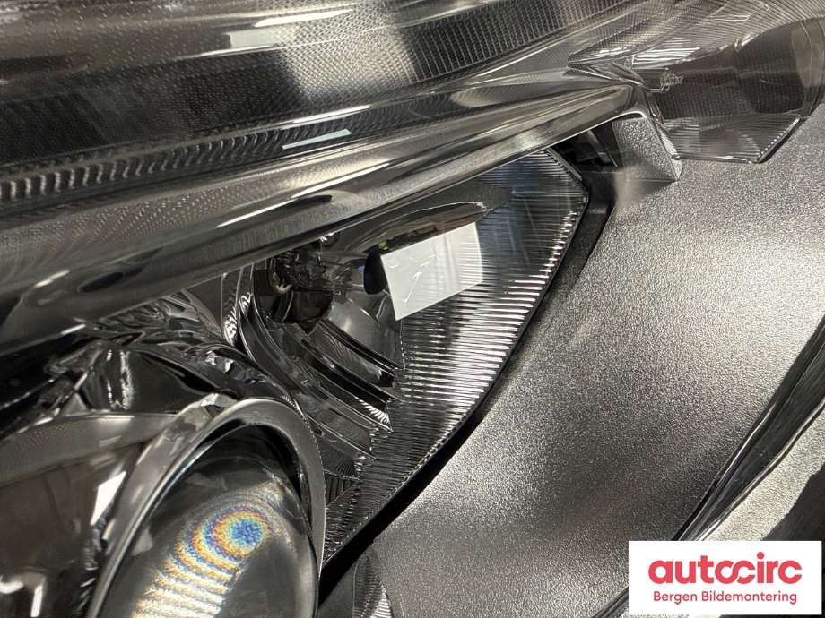 Frontlykt høyre halogen til Ford Focus 2014-2018 (Type III, Fase 2) (FORD|1946765|CM58-13005-BE|)