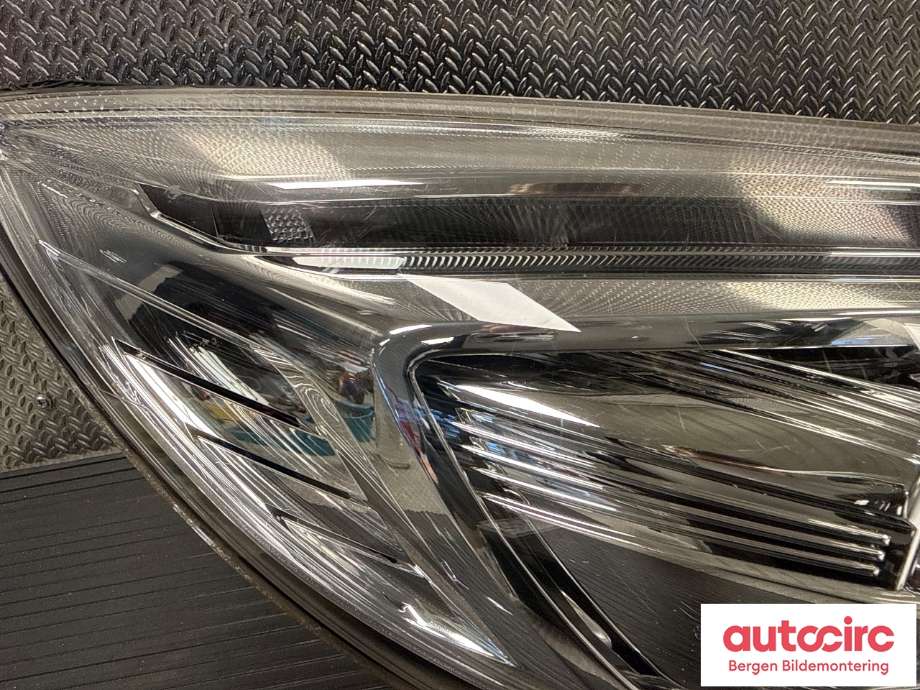 Frontlykt høyre halogen til Ford Focus 2014-2018 (Type III, Fase 2) (FORD|1946765|CM58-13005-BE|)