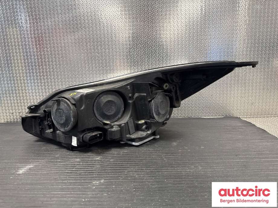 Frontlykt høyre halogen til Ford Focus 2014-2018 (Type III, Fase 2) (FORD|1946765|CM58-13005-BE|)