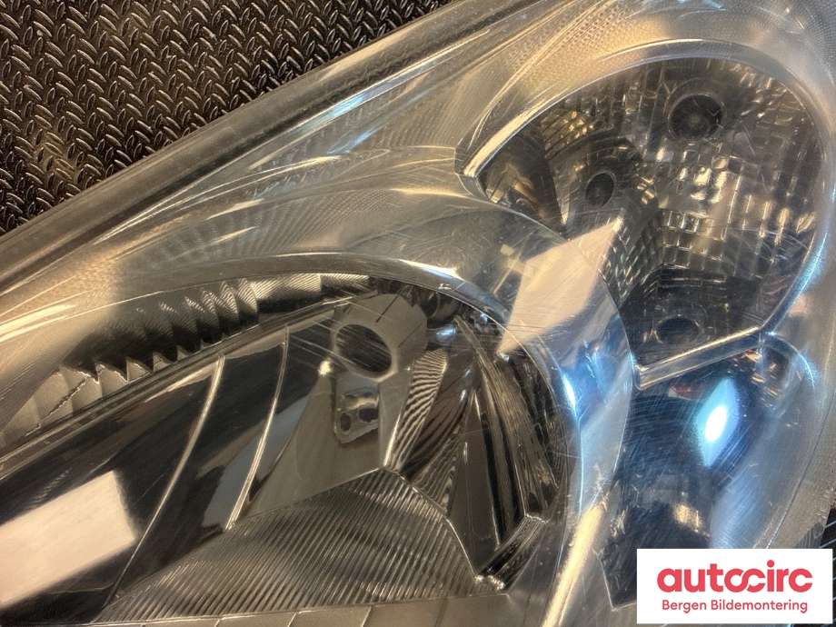 Frontlykt venstre halogen til Peugeot Partner 2008-2015 (Type II, Fase 1)  (PEUGEOT|96 772 024 80|)