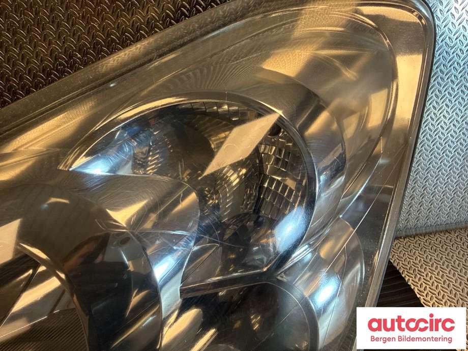 Frontlykt venstre halogen til Peugeot Partner 2008-2015 (Type II, Fase 1)  (PEUGEOT|96 772 024 80|)
