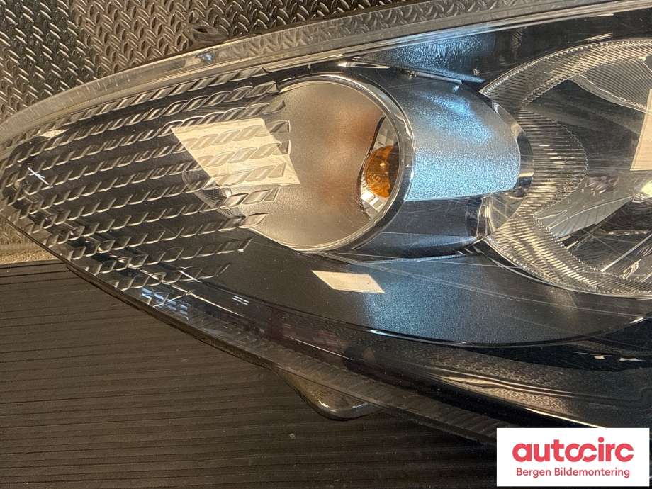 Frontlykt venstre halogen til Ford Fiesta 2008-2012 (Type VI, Fase 1)  (FORD|1734615|8A61-13W030-AJ|)