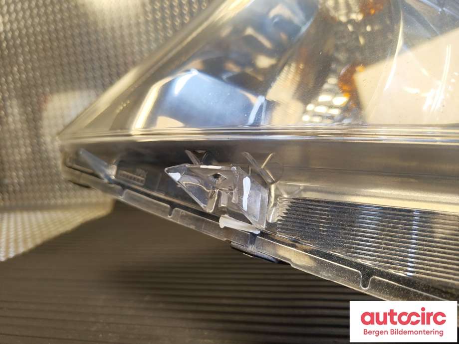 Frontlykt venstre halogen til Toyota Yaris 2012-2014 (Type III, Fase 1)  (TOYOTA|811700D450|)